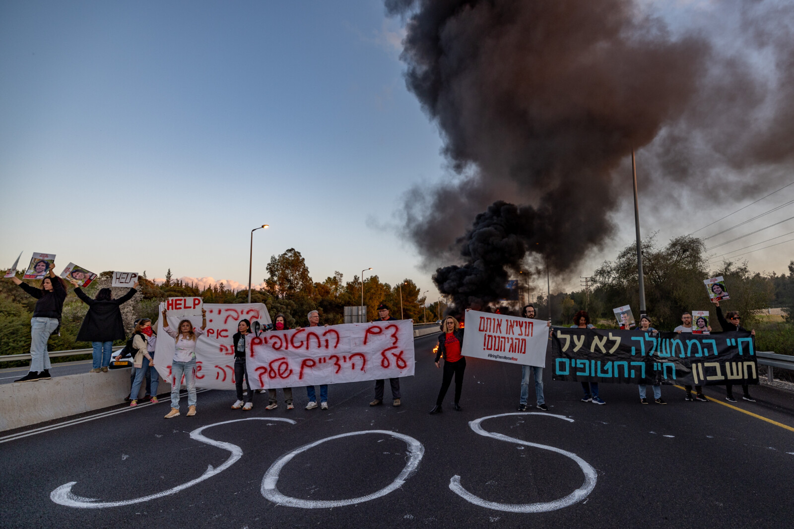 משפחות חטופים חוסמות את כביש 1 (צילום: יונתן זינדל, פלאש90)