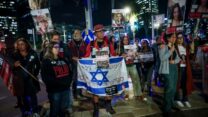 הפגנת משפחות חטופים מול הקריה בתל אביב (צילום: מרים אלסטר/ פלאש90)