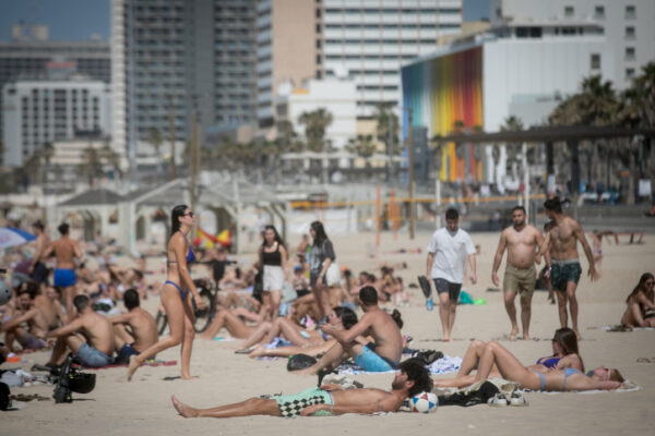 ישראלים בחוף הים בתל אביב ביום חם, מרץ 2024 (צילום: מרים אלסטר / פלאש 90)