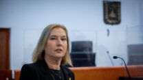 ציפי לבני מגיעה לבית המשפט המחוזי בירושלים כדי להעיד במשפט נתניהו (צילום: יונתן שינדל/Flash90)
