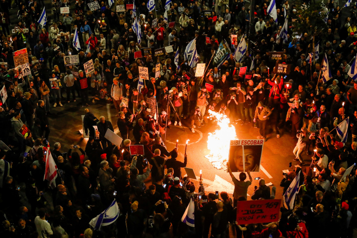 מפגינים למען שחרור החטופים מול הקריה בתל אביב (צילום: מרים אלסטר/פלאש 90)