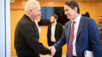 שר הביטחון גלנט ויועצו של הנשיא ביידן, עמוס הוכשטיין (צילום: שחר יורמן)
