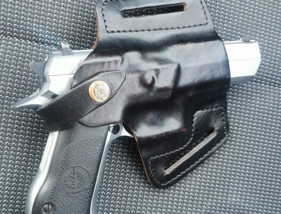 האקדח שנמצא במכוניתו של היורה (צילום: דוברות המשטרה)