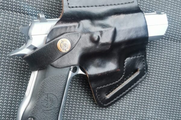 האקדח שנמצא במכוניתו של היורה (צילום: דוברות המשטרה)