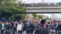 חסימת כביש גהה בידי צעירים חרדים (צילום: איציק שאג)