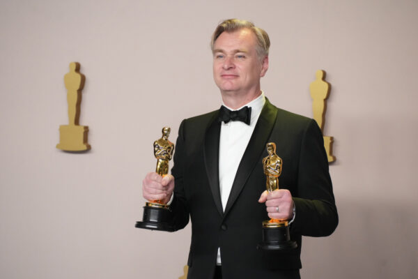 הבמאי כריסטופר נולאן, זוכה פרס הבימוי הטוב ביותר ופרס הסרט הטוב ביותר עבור "אופנהיימר" בטקס פרסי האוסקר 2024 ( צילום: ג'ף קרביץ)