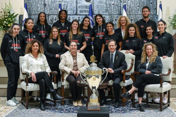 הפועל לב ירושלים מחזיקת גביע המדינה לכדורסל נשים בבית הנשיא (צילום: צילום מעיין טואף/לע"מ)