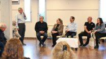 הנשיא הרצוג ותושבי כפר בלום (צילום: מעיין טואף/לע"מ)