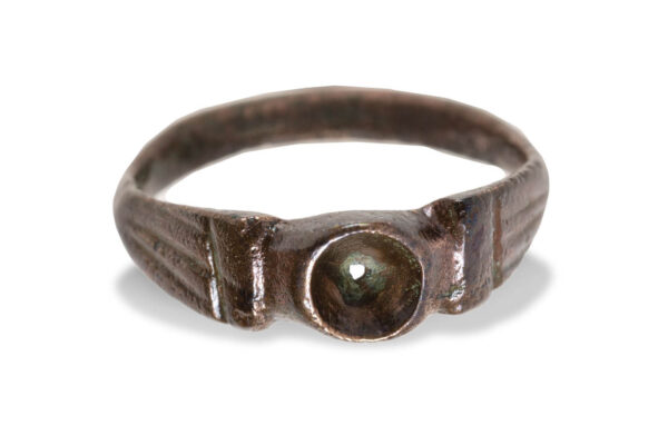 טבעת שהתגלתה במערכת המסתור בחוקוק. (צילום: דפנה גזית, רשות העתיקות)