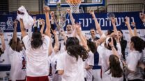 הפועל לב ירושלים מחזיקת גביע המדינה לנשים בכדורסל (צילום: עודד קרני, איגוד הכדורסל)