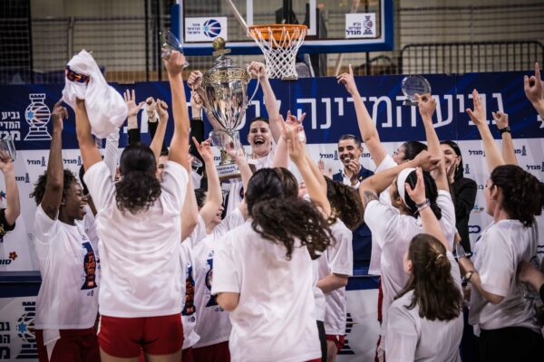 הפועל לב ירושלים מחזיקת גביע המדינה לנשים בכדורסל (צילום: עודד קרני, איגוד הכדורסל)