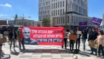 מפגינות מחוץ למשרד הבריאות בירושלים, נגד החזרתו של בני שכטר, גניקולוג שהורשע בעבירות מין במטופלות
(צילום: סתיו ארנון, הודיה מויאל)