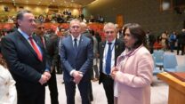 משמאל לימין: שר החוץ ישראל כ"ץ, שגריר ישראל באו"ם גלעד ארדן, הממונה על נושא השבויים והנעדרים גל הירש, נציגת האו"ם לפשעי אלימות מינית פרמילה פאטן (צילום: שלומי אמסלם/משרד החוץ)