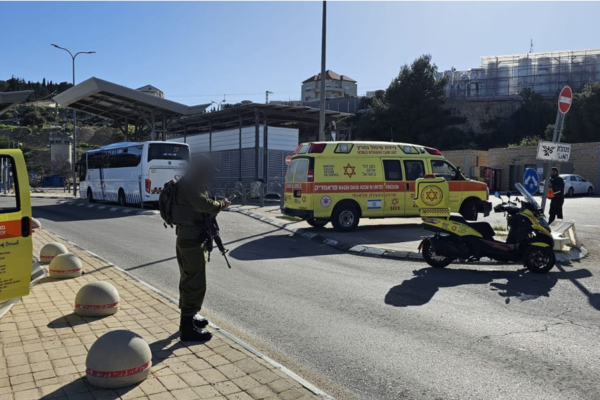 פיגוע בכניסה לירושלים: מחבל הגיע למחסום באופניים חשמליים ודקר לוחמת צה"ל ומאבטח