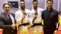 שיא מוקי (שני מימין) וטוהר בוטבול, עם צוות האימון ומדליות הארד בגרנד סלאם טביליסי (צילום: איגוד הג'ודו בישראל)
