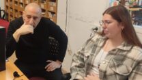 נטע דמיטרוב ועידו אריאל עובדים על ההסכת ברדיו הנגב (צילום: ניצן צבי כהן)