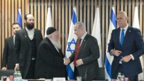 ראש הממשלה בנימין נתניהו ושר השיכון לשעבר יצחק גולדקנופף בישיבת מועצת רשות מקרקעי ישראל (צילום: עמוס בן גרשום/לע"מ)