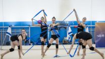 רומי פריצקי (במרכז) עם חברות נבחרת ישראל בהתעמלות אמנותית, בהצגת התרגיל האולימפי (צילום: איגוד ההתעמלות)