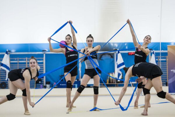 רומי פריצקי (במרכז) עם חברות נבחרת ישראל בהתעמלות אמנותית, בהצגת התרגיל האולימפי (צילום: איגוד ההתעמלות)