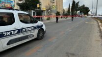 ניידת זיהוי פלילי בזירת הפיגוע בנווה יעקב (צילום: דוברות המשטרה)