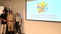 שלושת התלמידים שיזמו את הפרויקט להנצחת החללים הדרוזים מציגים אותו (צילום: פרויקט "קו הזינוק")