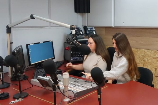 סטודנטיות עובדות באולפן רדיו הנגב שבמכללת ספיר (צילום: מיכל מרנץ)