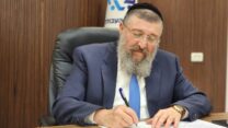 שר העבודה יואב בן צור חותם על הצו להעלאת שכר המינימום (צילום: אבי יפרח, דובר השר)