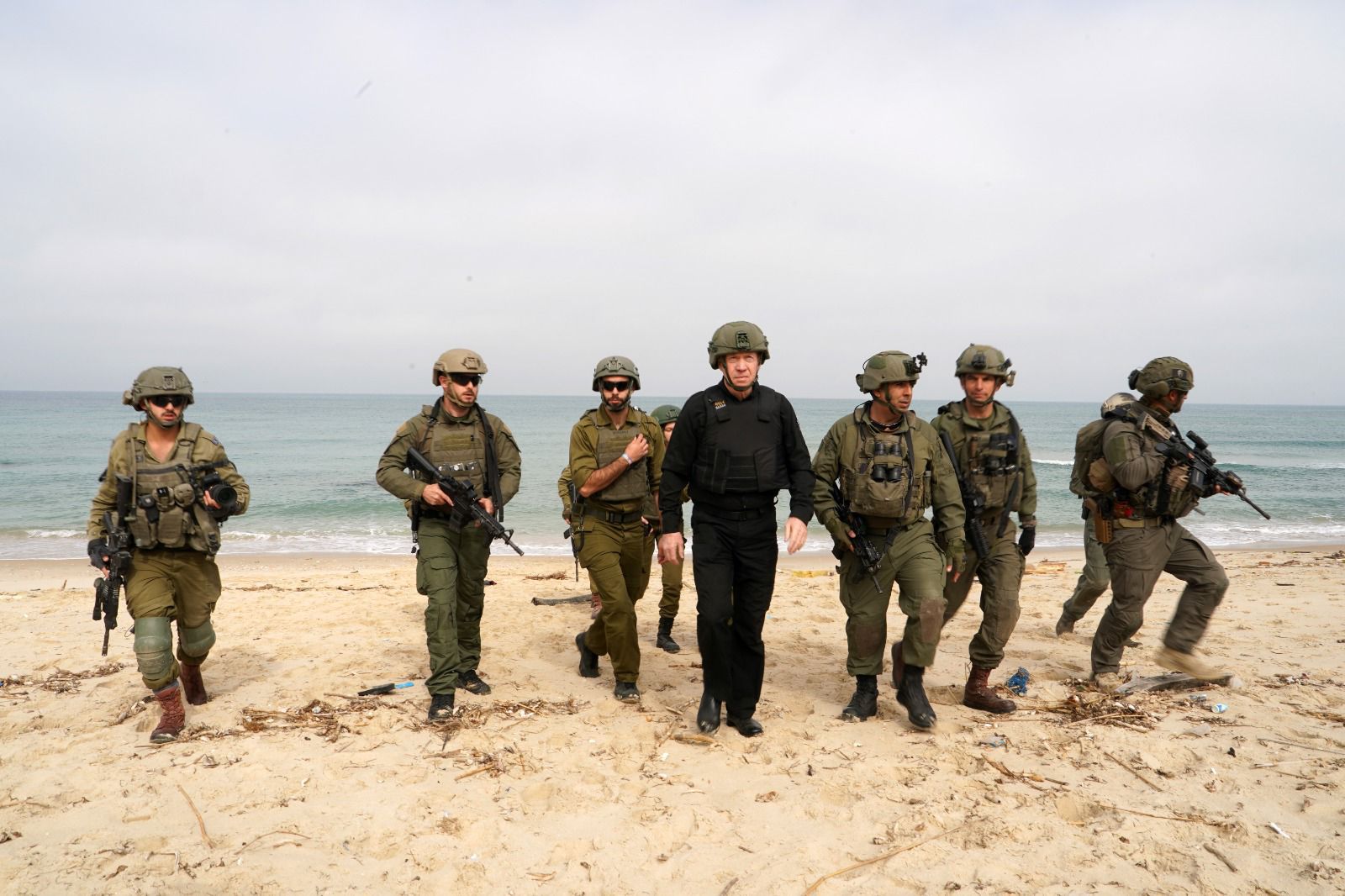 שר הביטחון יואב גלנט בהערכת מצב במערב רצועת עזה (צילום: אריאל חרמוני, משרד הביטחון)
