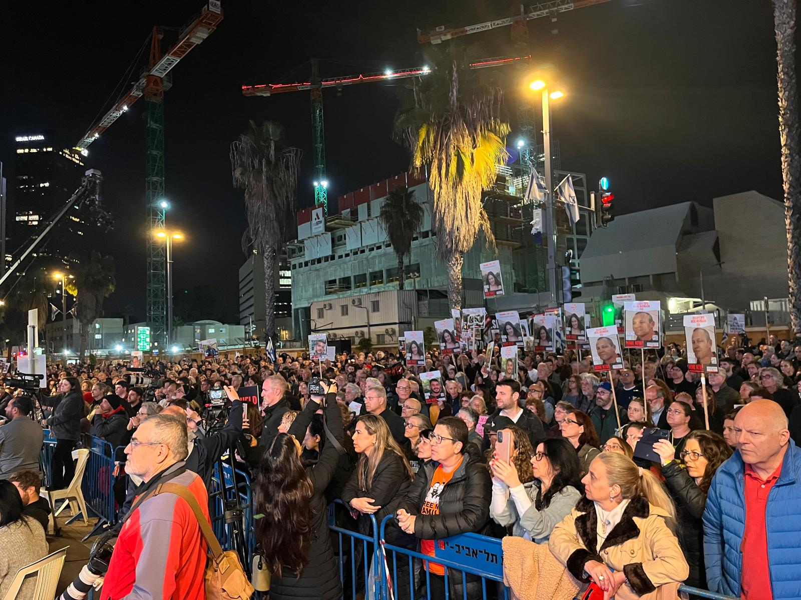 עצרת להחזרת החטופים בכיכר החטופים בתל אביב (צילום: אורן דגן)
