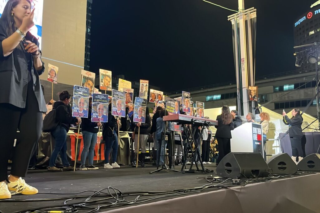 נעמה כהן, אחייניתו של החטוף שלמה מנצור, בעצרת בכיכר החטופים (צילום: אורן דגן)