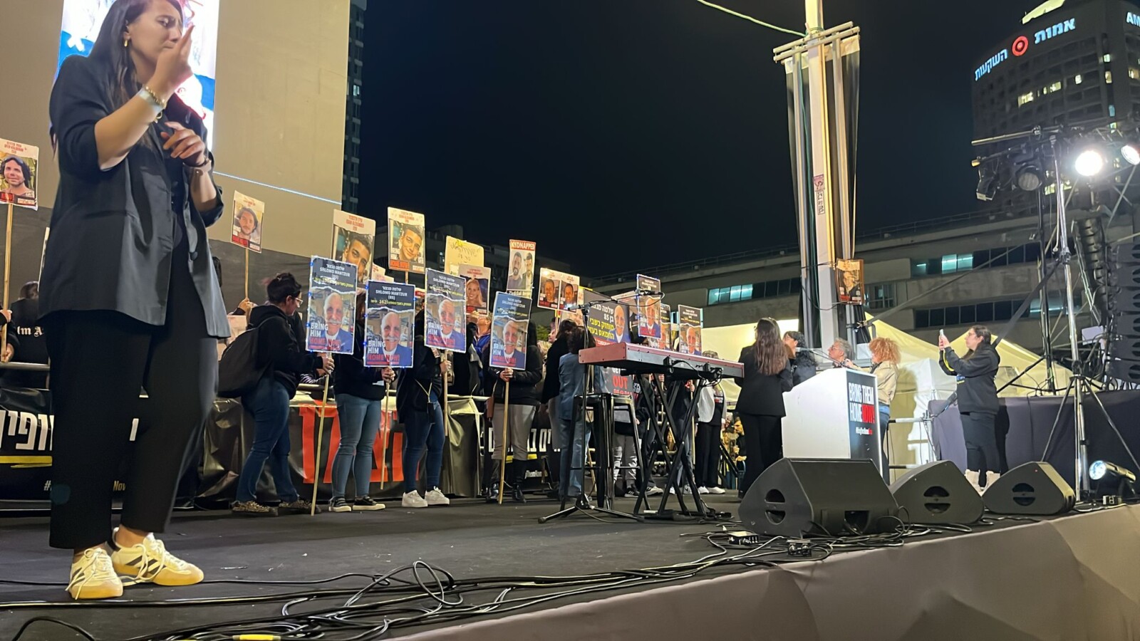 נעמה כהן, אחייניתו של החטוף שלמה מנצור, בעצרת בכיכר החטופים (צילום: אורן דגן)