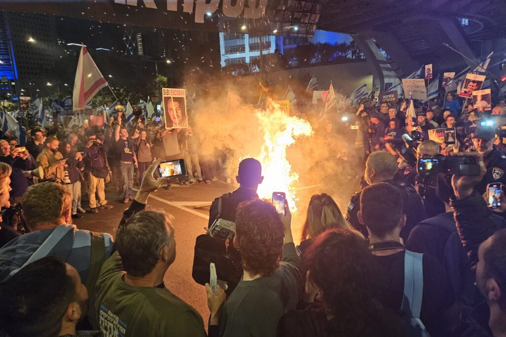 מפגינים ובני משפחות חטופים מבעירים מדורה מול הקריה בתל אביב (צילום: דורון הבסי)