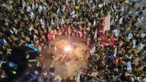 מפגינים ובני משפחות חטופים מבעירים מדורה מול הקריה בתל אביב (צילום: דורון הבסי)