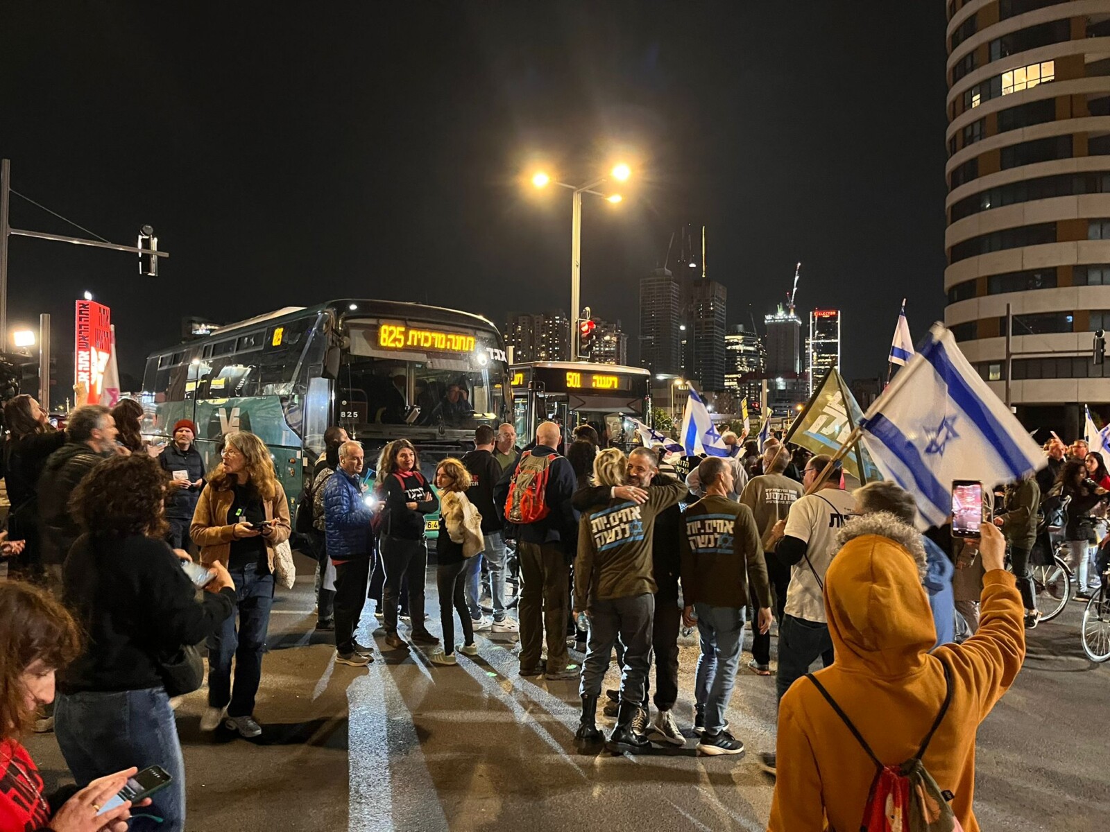 מפגינים למען שחרור החטופים חוסמים את התנועה בדרך בגין בתל אביב (צילום: אורן דגן)