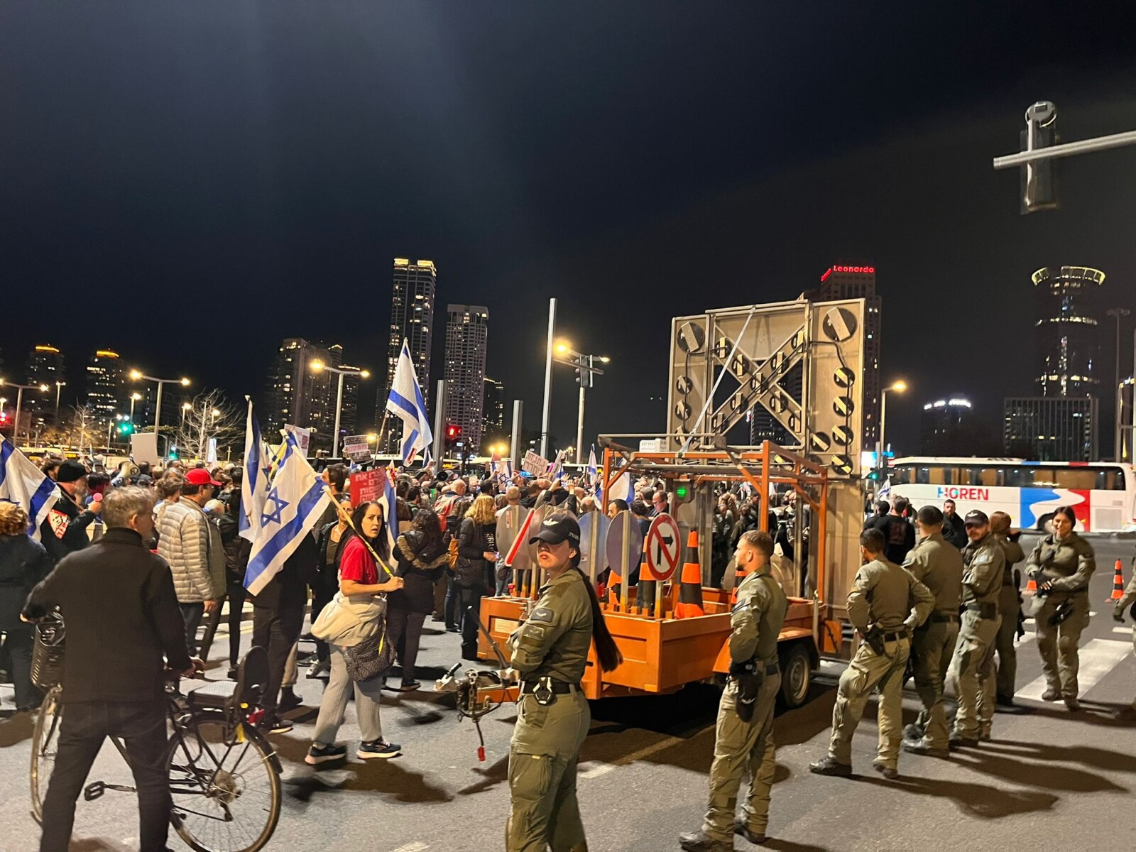 מפגינים למען שחרור החטופים חוסמים את התנועה בירידה לאיילון צפון במחלף ארלוזורוב (צילום: אורן דגן)
