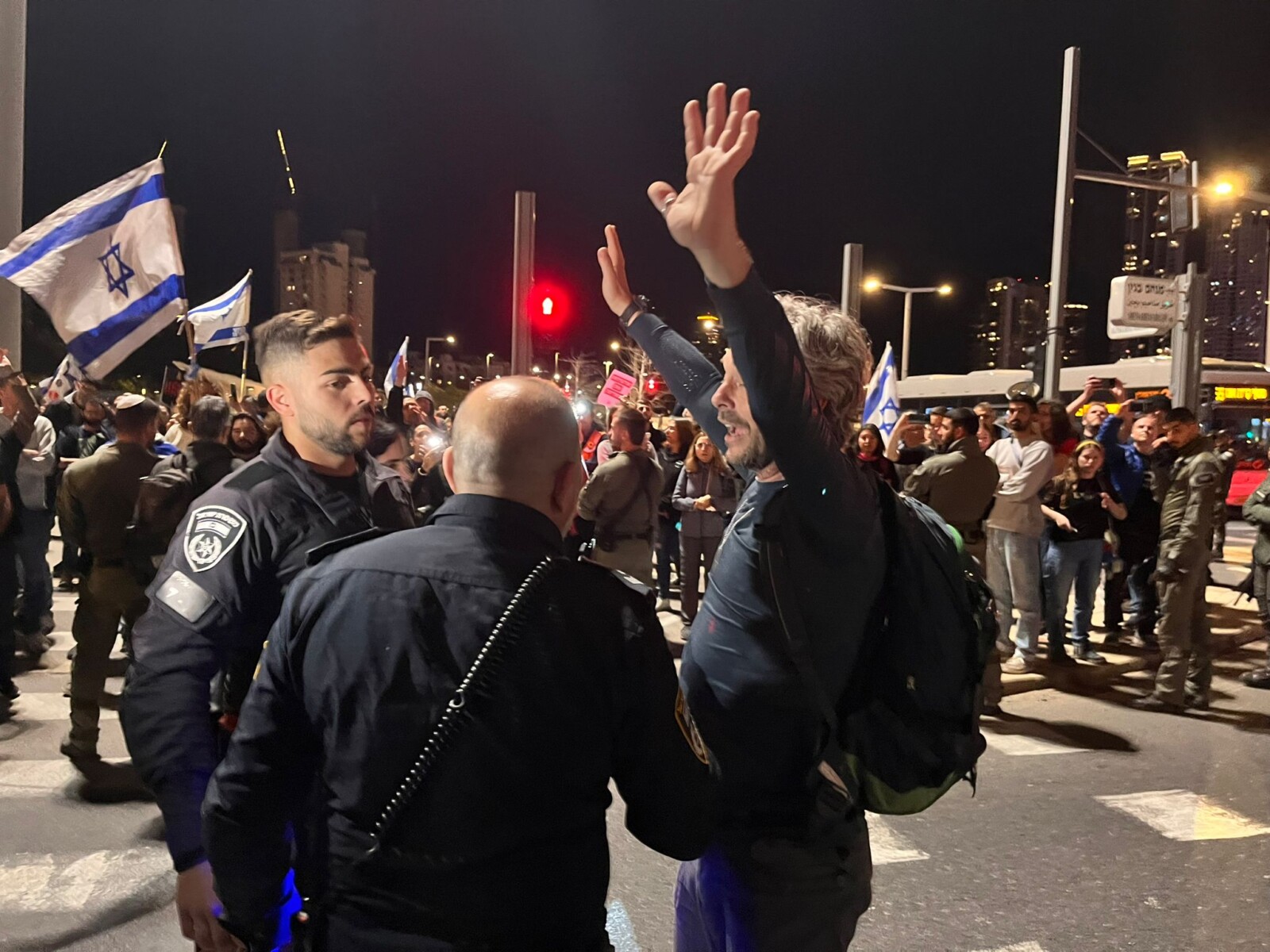 מפגין למען החזרת החטופים מעוכב על ידי שוטרים סמוך למחלף ארלוזורוב בתל אביב (צילום: אורן דגן)