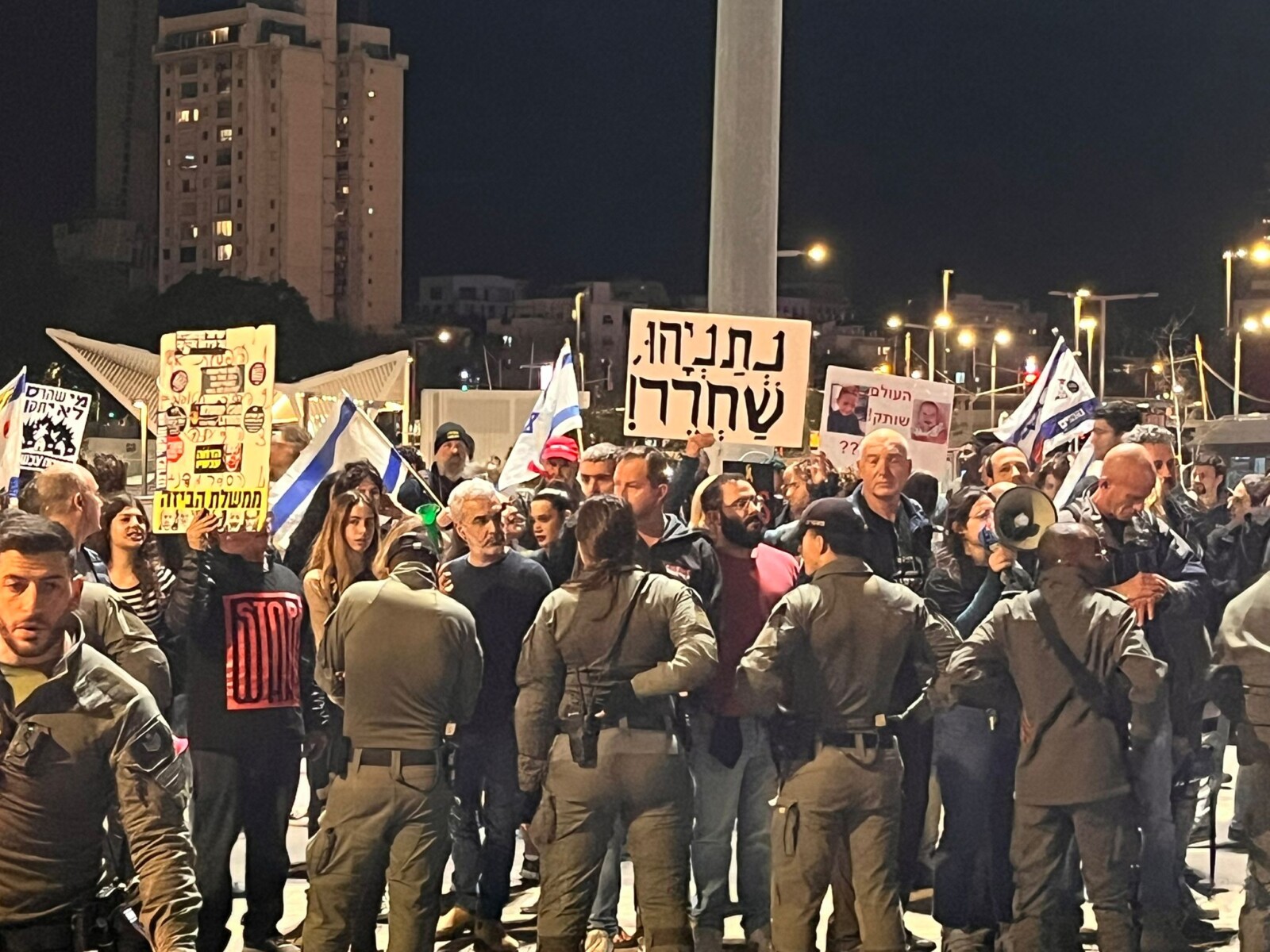 Demonstrators for the return of the abductees near the Arlozorov Interchange in Tel Aviv (Photo: Oren Dagan)