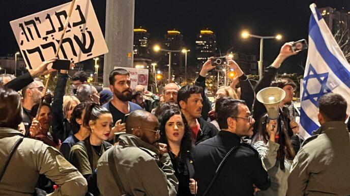 ח"כ נעמה לזימי (במרכז) בהפגנה למען החזרת החטופים סמוך למחלף ארלוזורוב בתל אביב (צילום: אורן דגן)