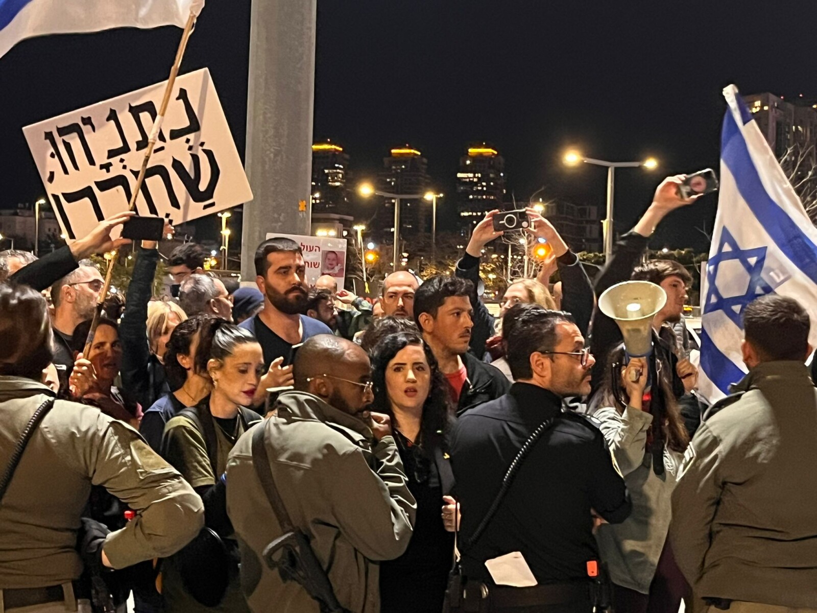 ח"כ נעמה לזימי (במרכז) בהפגנה למען החזרת החטופים סמוך למחלף ארלוזורוב בתל אביב (צילום: אורן דגן)