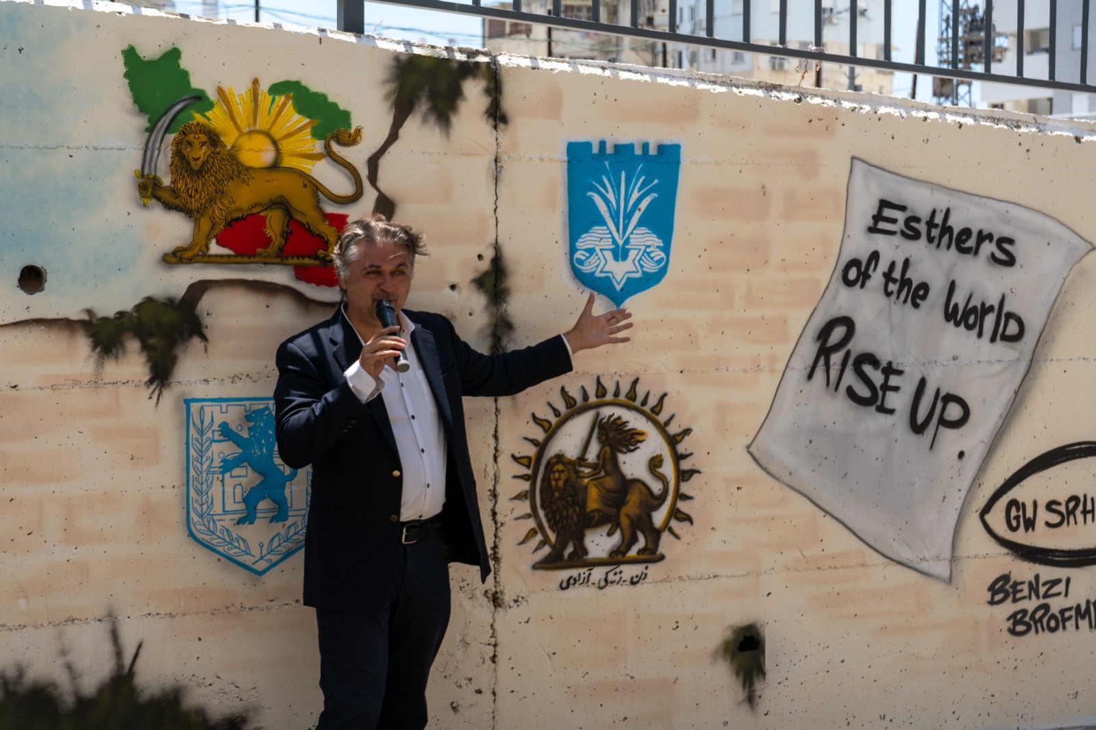 Khalili next to a mural he created in Netanya (Photo: Michael Stevens)