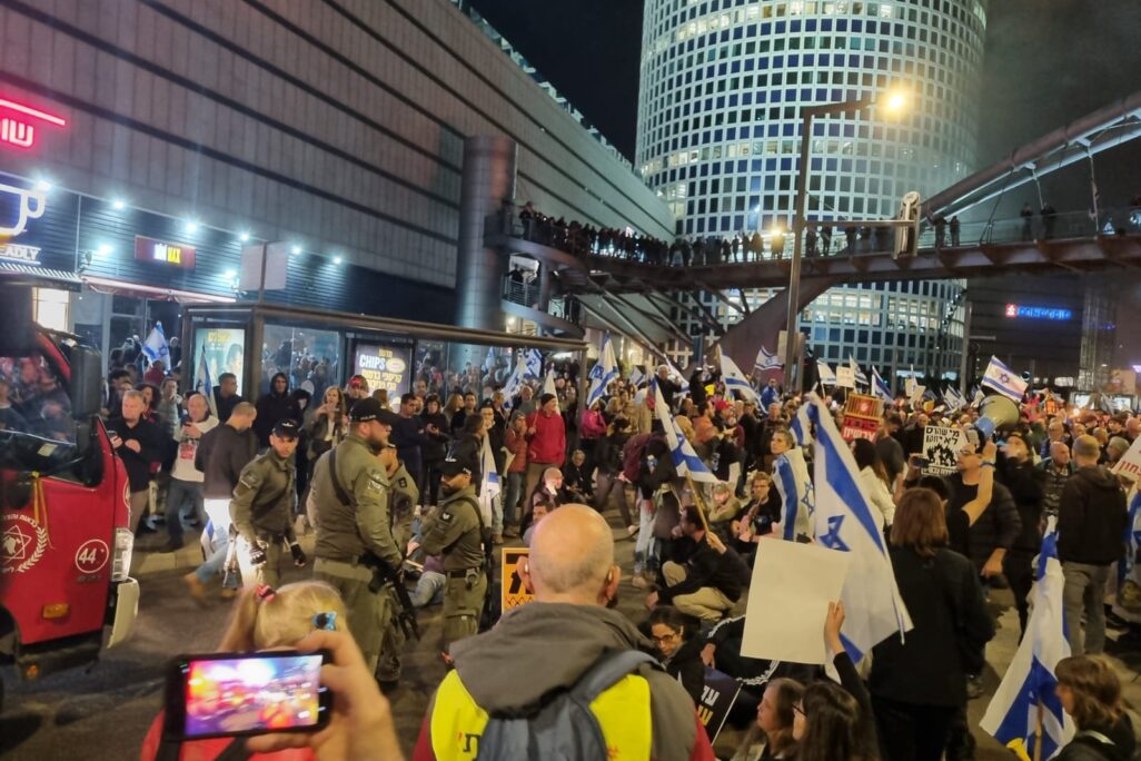 מפגינים למען שחרור החטופים מול הקריה בתל אביב (צילום: אלון דוד)