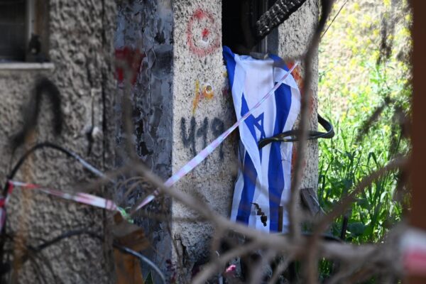 דגל ישראל על בית הרוס בעוטף עזה (צילום: הסתדרות עובדי המדינה)