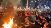 משפחות החטופים ומפגינים נוספים לאחר העצרת בקפלון בתל אביב (צילום: אורן דגן)
