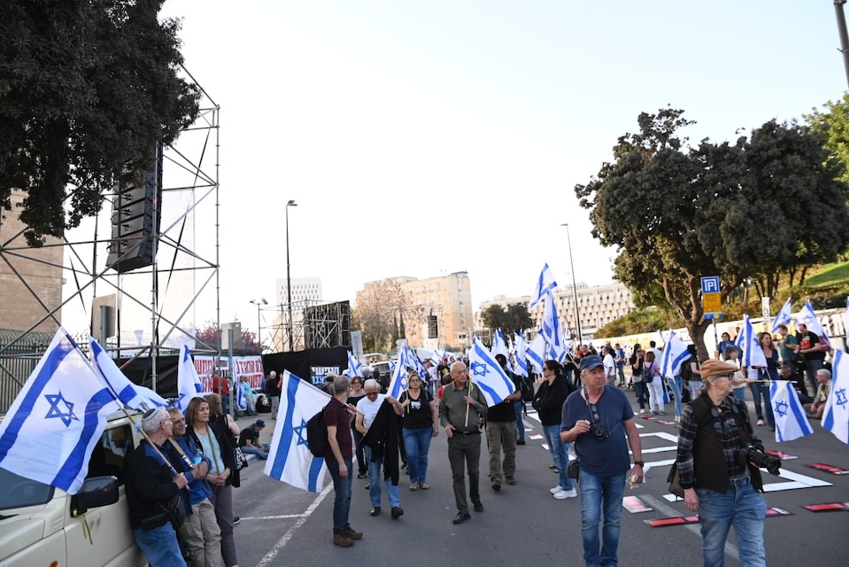 מפגינים בקריאה להקדמת הבחירות סמוך למשכן הכנסת בירושלים (צילום: אור גואטה)