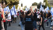 מפגינים בקריאה לבחירות במאהל המחאה מול הכנסת (צילום: אור גואטה)
