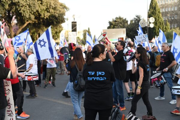 מפגינים בקריאה לבחירות במאהל המחאה מול הכנסת (צילום: אור גואטה)