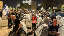 מפגינים מקימים אוהלים מול משכן הכנסת בירושלים (צילום: אורן דגן)