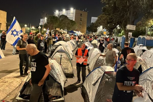 מפגינים מקימים אוהלים מול משכן הכנסת בירושלים (צילום: אורן דגן)