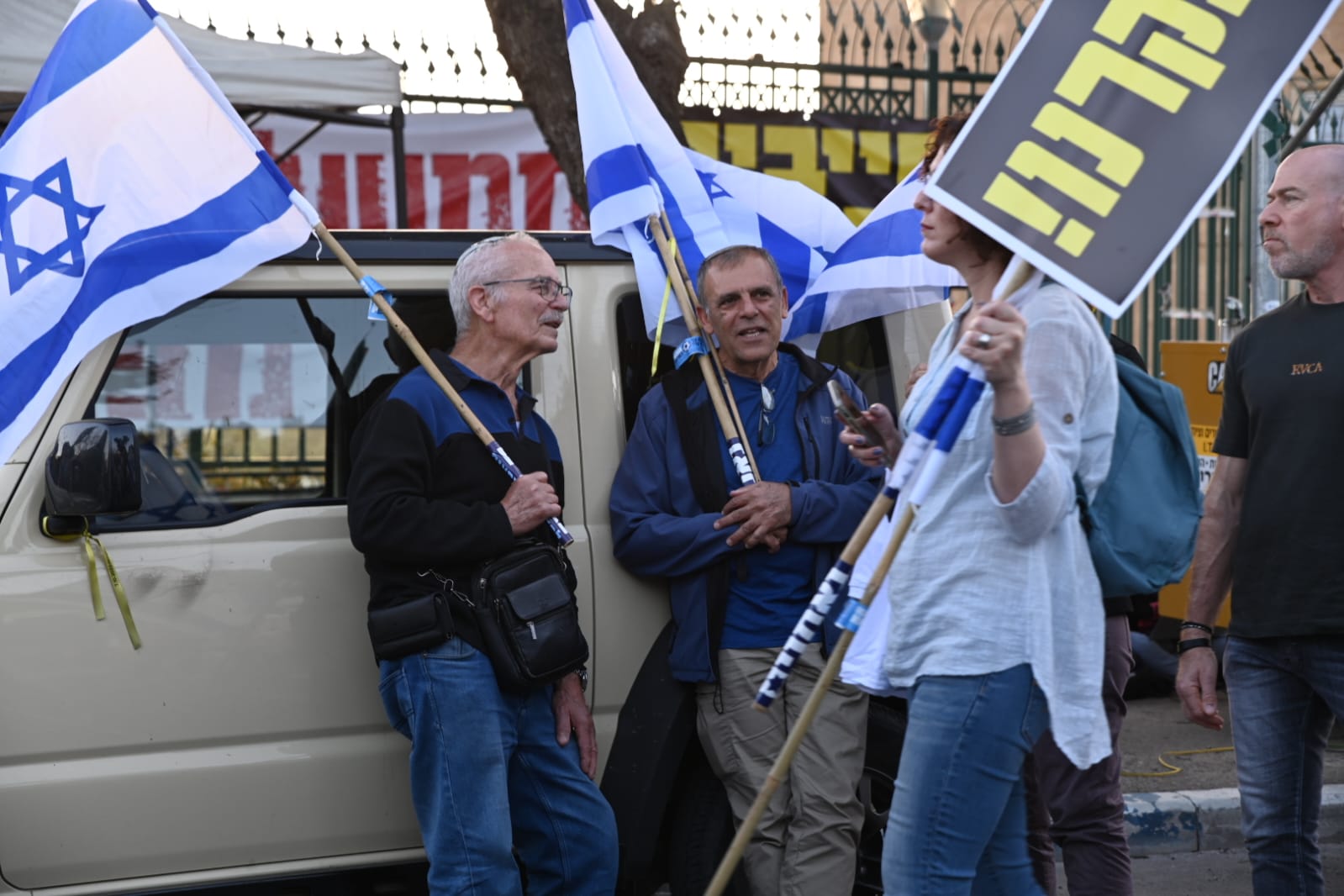 צביקה אמסל (משמאל) בהפגנה מול הכנסת. &quot;רק לחץ על נתניהו יוכל לעזור בהחזרת החטופים&quot; (צילום: אור גואטה)