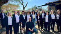 גלי עטרי ומקהלת הורים שכולים בקיבוץ כיסופים (צילום: ארגון יד לבנים)